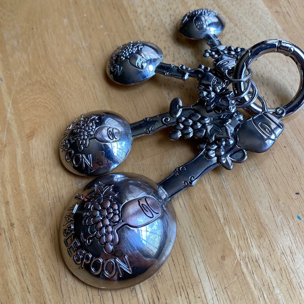 ! Silver tone Double Side 4 Grapes Designs Measuring Spoons pre-owned